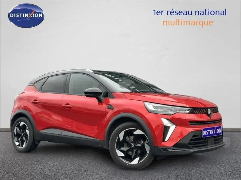 Renault Captur 2025 1.0 Eco-G 100ch Techno en 3/4 avant droit, rouge flamme avec toit noir étoilé et jantes distinctives.