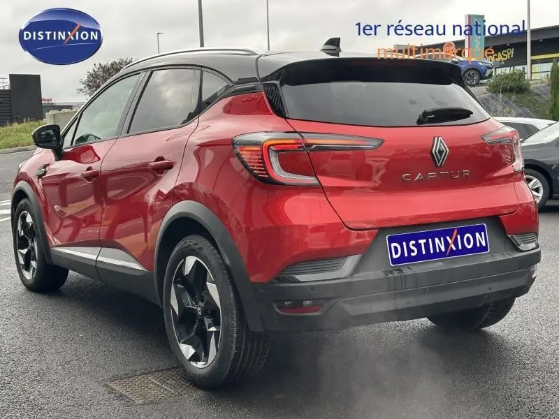Vue 3/4 arrière droite du Renault Captur 2025 bicarburation, finition Rouge Flamme avec toit Noir Étoilé et jantes noires.