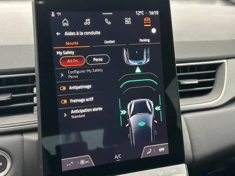 Écran tactile central du Renault Captur 2025 affichant les aides à la conduite, dans un intérieur gris.