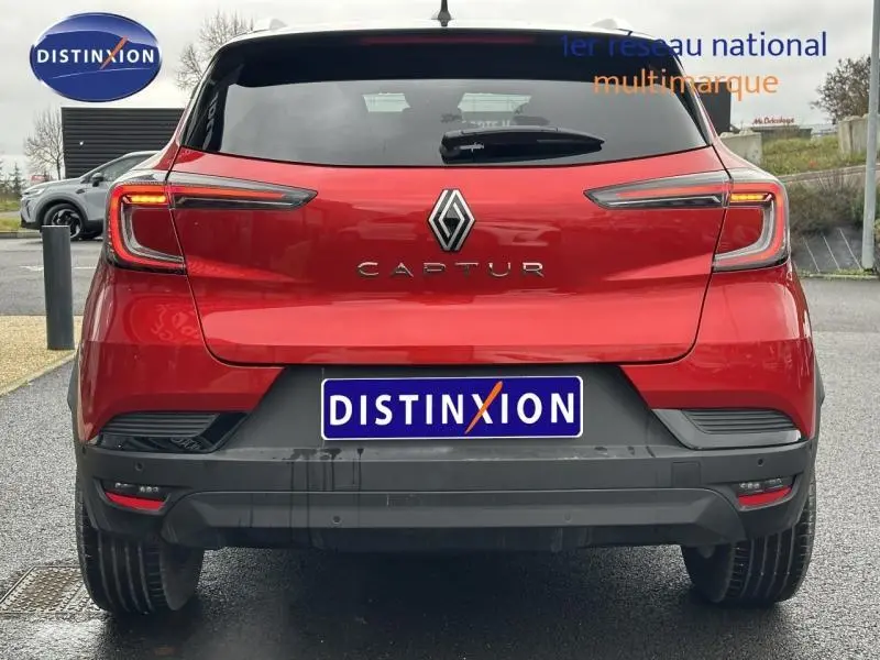 Vue arrière du Renault Captur 2025 Rouge Flamme avec toit Noir Étoilé, feux LED étirés et logo central distinctif.