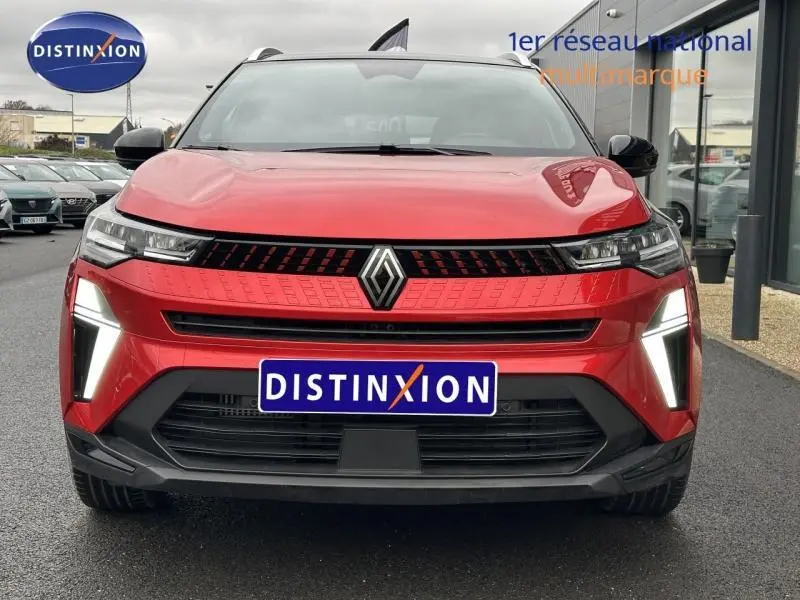 Vue de face du Renault Captur 1.0 Eco-G 100ch Techno en Rouge Flamme avec toit Noir Etoilé et éclairage LED allumé.