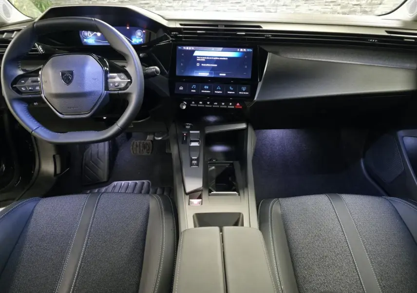 Intérieur noir du Peugeot 408 E--210 Allure 2024, vue de face sur le volant compact et l’écran tactile central.
