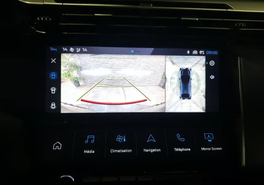 Écran tactile central de la Peugeot 408 E--210 Allure 2024 montrant la caméra de recul et la vue 360° intérieure.