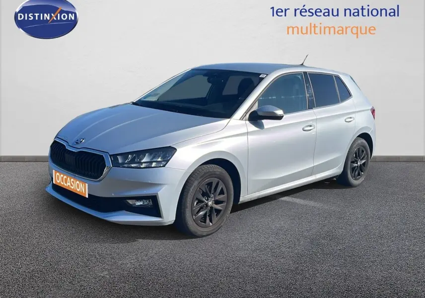SKODA FABIA 2025 Reflex Silver vue 3/4 avant droit, avec jantes noires et calandre noire distinctive.