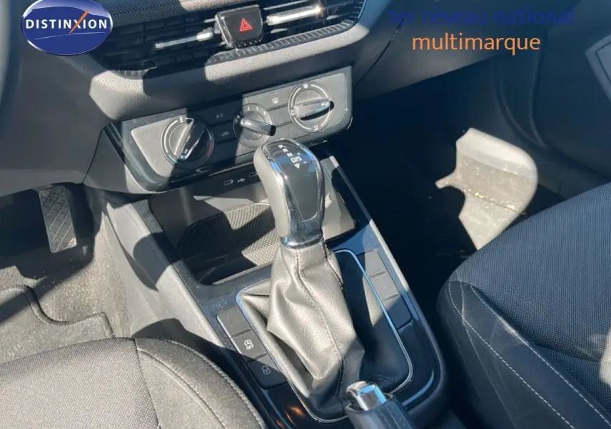 Le levier de vitesse automatique de la Skoda Fabia 2025 en tissu gris, vu de dessus côté conducteur.
