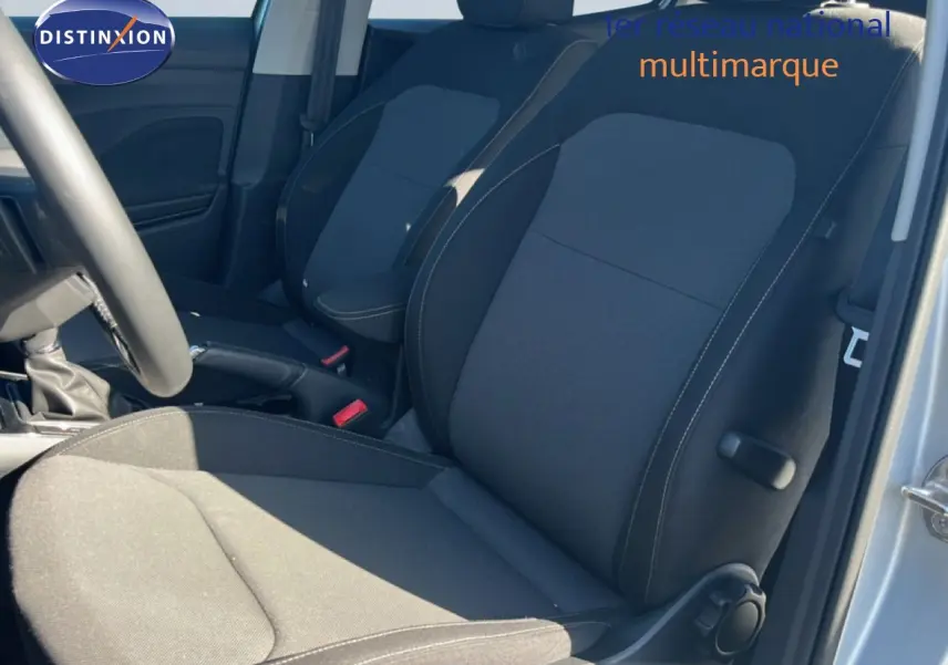 Vue intérieure côté conducteur de la Skoda Fabia 2025 en tissu gris noir, avec volant multifonction et porte ouverte.