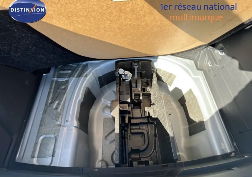 Coffre ouvert de la Skoda Fabia 2025 en Reflex Silver, montrant le rangement sous plancher sans roue de secours.