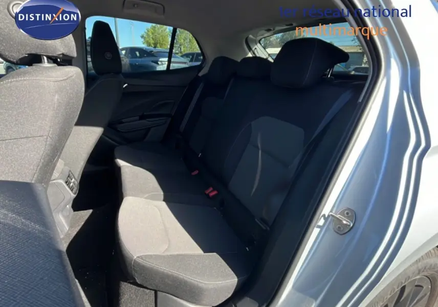 Vue intérieure côté droit montrant la banquette arrière en tissu gris foncé d’une Skoda Fabia 2025 Reflex Silver Metal.