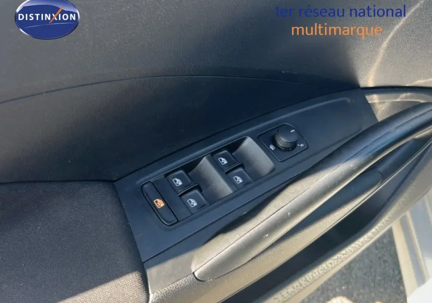 Détail des commandes de lève-vitres et rétroviseurs sur la portière côté conducteur d’une Skoda Fabia Reflex Silver 2025.