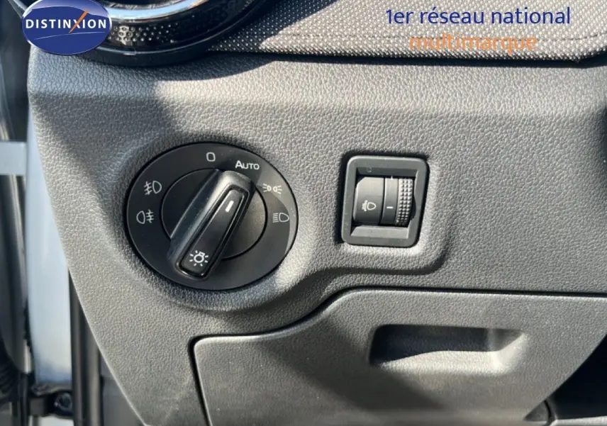 Détail du tableau de bord côté gauche avec commande des phares sur Skoda Fabia 2025 couleur argent reflex silver metal.