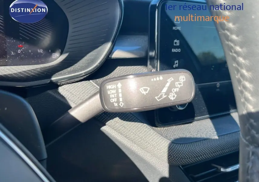 Détail du commodo d’essuie-glace dans l’habitacle gris noir d’une Skoda Fabia 2025 Reflex Silver.
