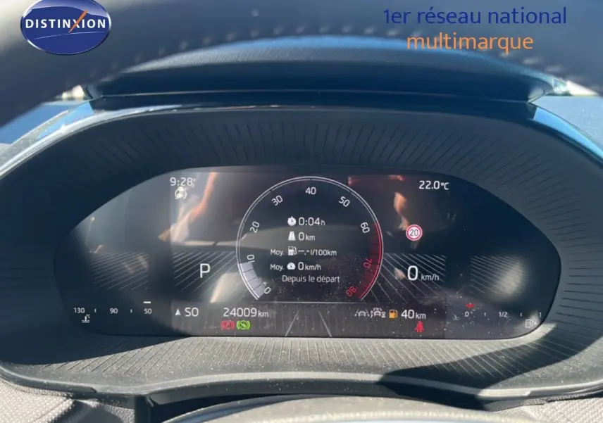 Vue rapprochée du tableau de bord numérique de la Skoda Fabia 2025 en Reflex Silver, affichant vitesse et informations de conduite.