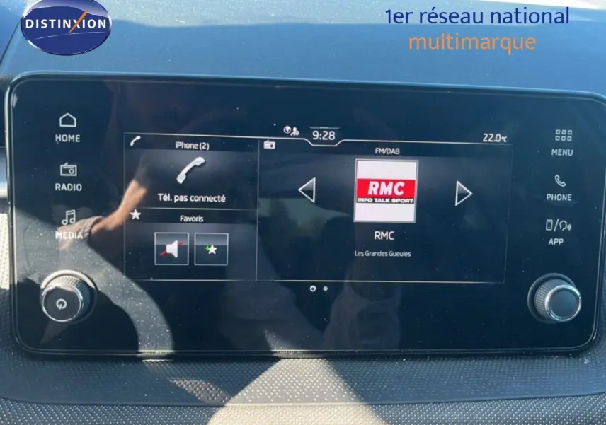 Écran tactile multimédia de la Skoda Fabia 2025 affichant la radio RMC, avec commandes physiques sur les côtés.