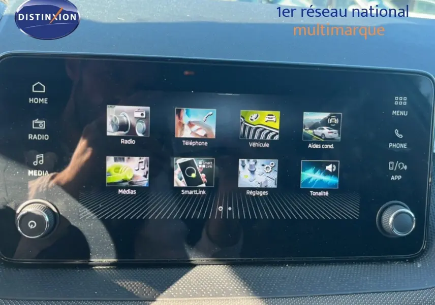 Écran tactile central de la Skoda Fabia 2025 affichant le menu multimédia avec options radio, téléphone et véhicule.
