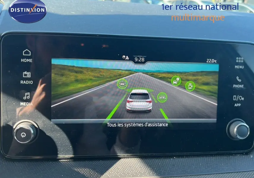 Écran tactile du tableau de bord d'une Skoda Fabia 2025 montrant l'interface des systèmes d'assistance à la conduite.