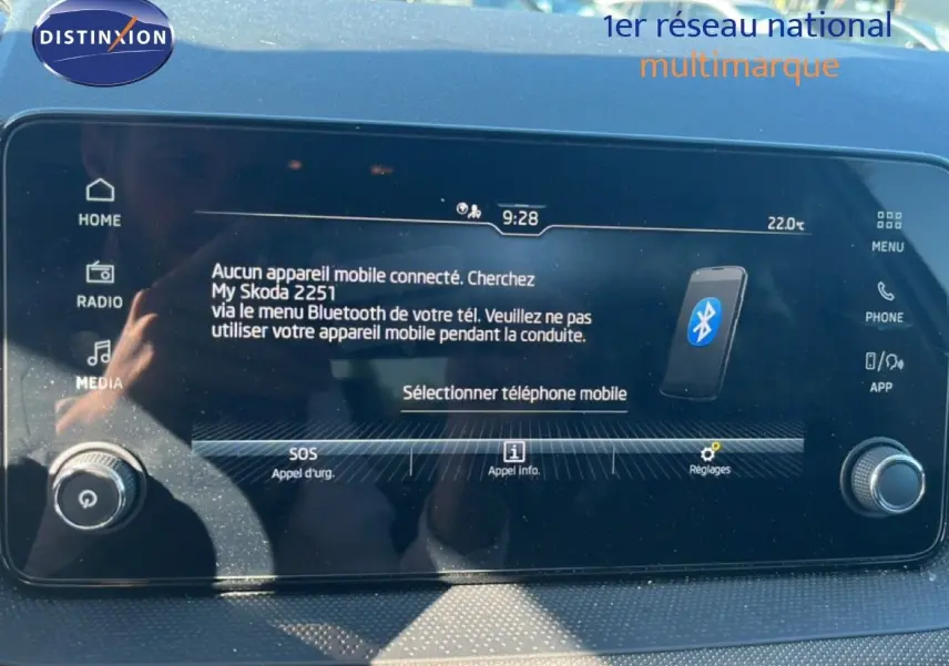Écran tactile central de la Skoda Fabia 2025 en mode Bluetooth, affichant la connexion mobile, intérieur gris noir.