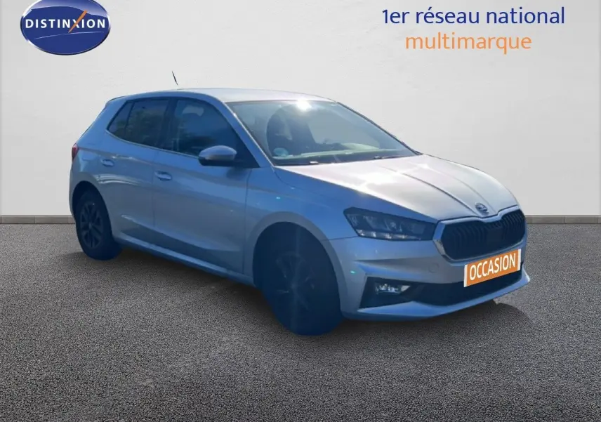 SKODA FABIA 2025 en Reflex Silver Metal vue 3/4 avant droit avec calandre noire et jantes foncées.