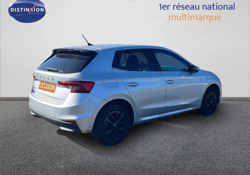 Vue 3/4 arrière droite d'une Skoda Fabia 2025 en Reflex Silver Metal avec jantes noires et vitres teintées.