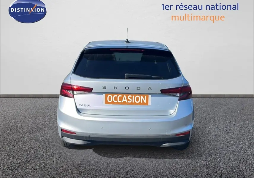 Vue arrière d'une Skoda Fabia 2025 en argent Reflex Silver Metal avec feux arrière LED et logo bien visible.