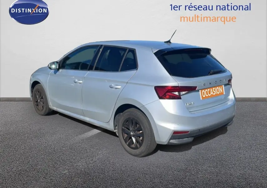 Vue 3/4 arrière droite d'une Skoda Fabia 2025 en argent Reflex Silver avec jantes noires et vitres teintées.