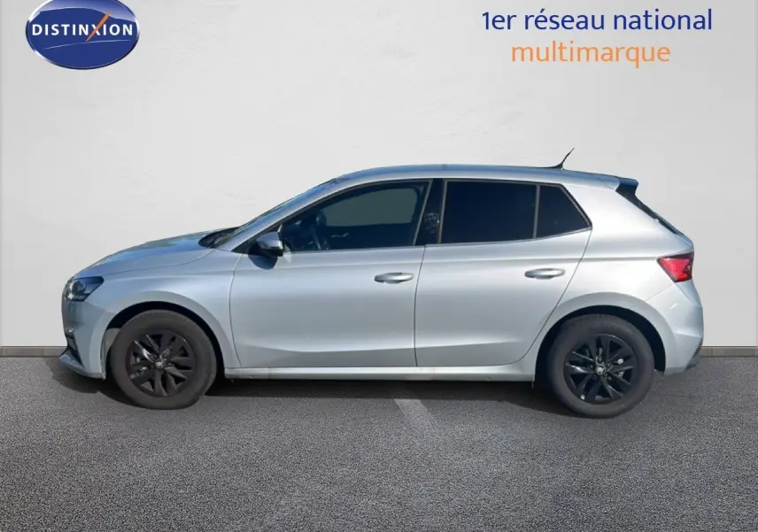 Profil droit d'une Skoda Fabia 2025 en argent Reflex Silver, avec jantes noires et vitres teintées.