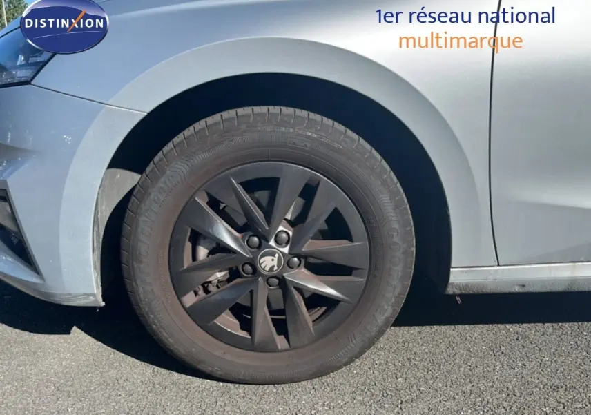 Gros plan sur la roue avant gauche d’une Skoda Fabia 2025 en Reflex Silver Metal avec jante noire distinctive.