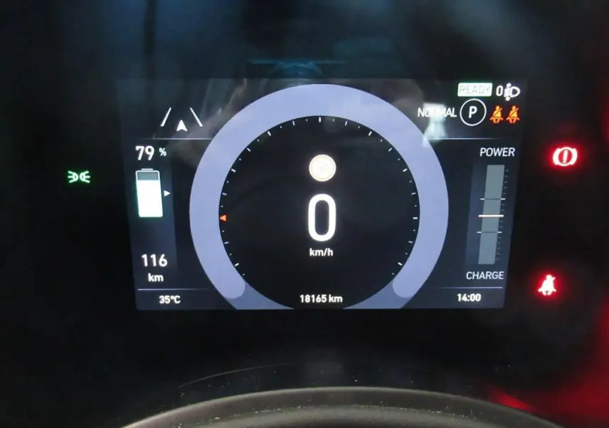 Affichage numérique du tableau de bord de la Fiat 500 Cabriolet électrique, montrant la vitesse à 0 km/h et la charge batterie à 79%.