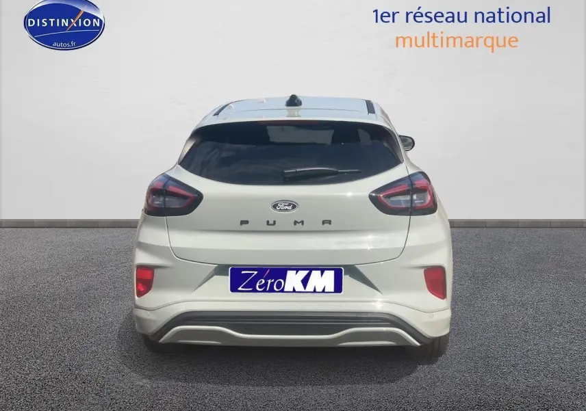 Vue arrière d'une Ford Puma 2025 gris cactus avec feux arrière LED et logo Ford bien visible.