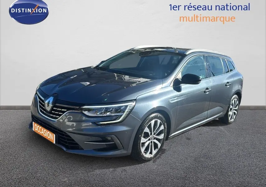 Renault Mégane Break gris titanium métal vue 3/4 avant droit avec jantes alliage et calandre chromée.