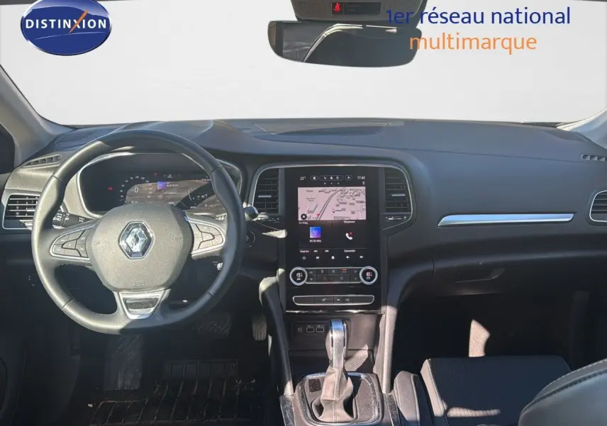 Vue intérieure du tableau de bord et volant Renault Mégane Break 2024 avec écran tactile et boîte automatique.