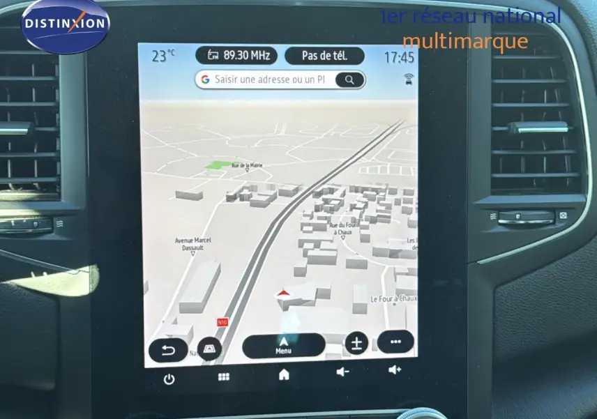 Écran tactile central du tableau de bord de la Renault Mégane Break gris titanium, affichant la navigation GPS.