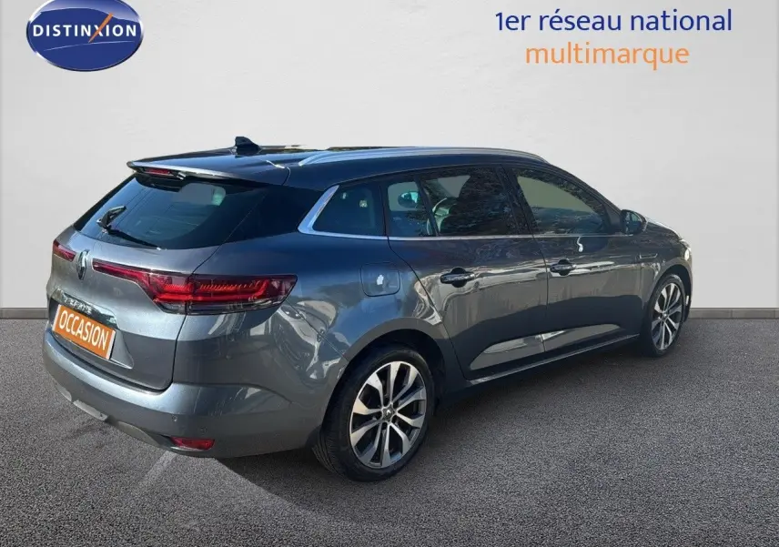 Renault Mégane Break gris titanium métal vue 3/4 arrière droit, avec feux LED et jantes bi-ton 17 pouces.