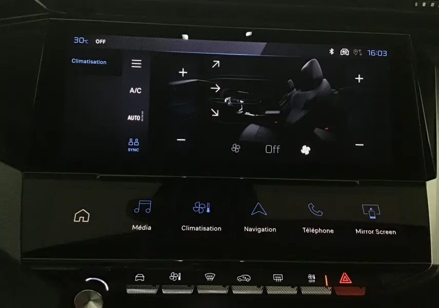 Écran tactile central du Peugeot 308 2025 gris Sellenium montrant le menu climatisation et options multimédia.