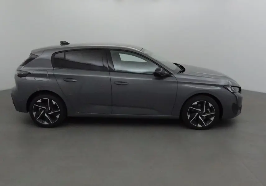 Profil côté gauche d'une Peugeot 308 gris Sellenium 2025 avec jantes alliage et vitres teintées.