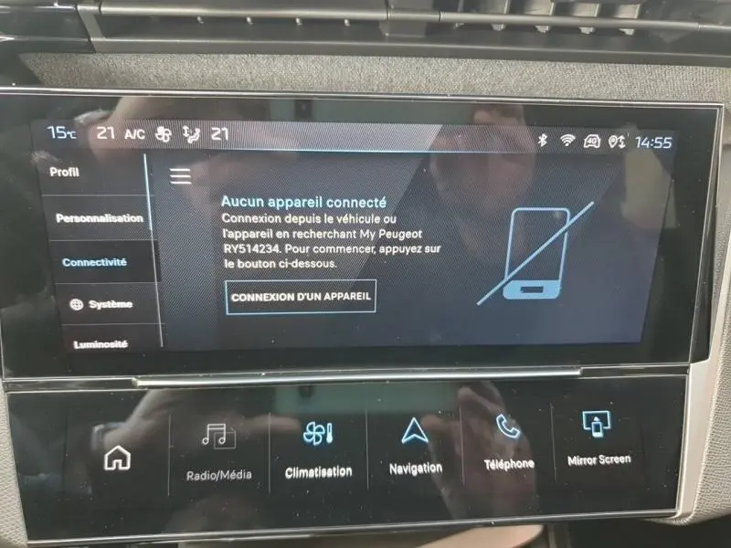 Écran tactile central du Peugeot 308 2024 affichant le menu de connexion d’appareil multimédia.