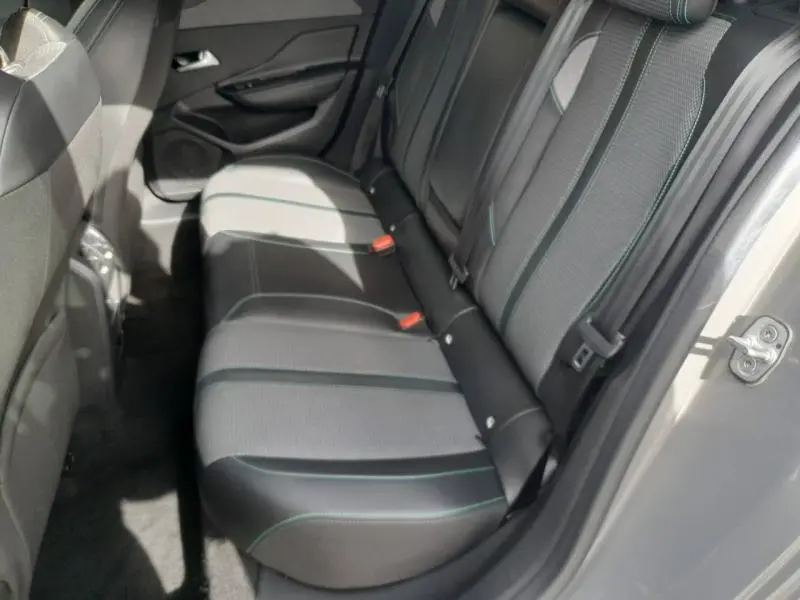 Vue côté droit de la banquette arrière gris foncé et tissu du Peugeot 308 1.5 BlueHDi 2024 avec ceintures et appuie-têtes.