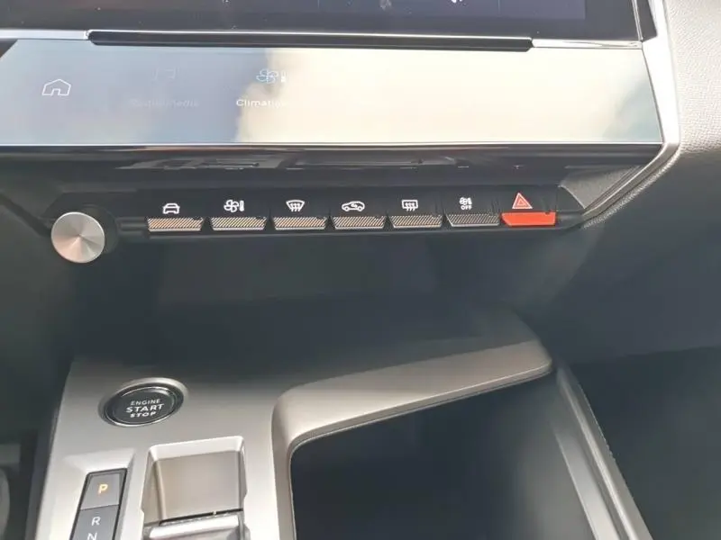 Vue rapprochée de la console centrale de la Peugeot 308 2024 gris Sélénium, avec boutons de commande et démarrage moteur visible