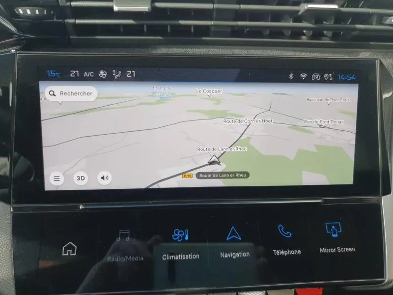 Écran tactile de navigation de la Peugeot 308 2024 affichant une carte routière avec commandes climatisation et multimédia.