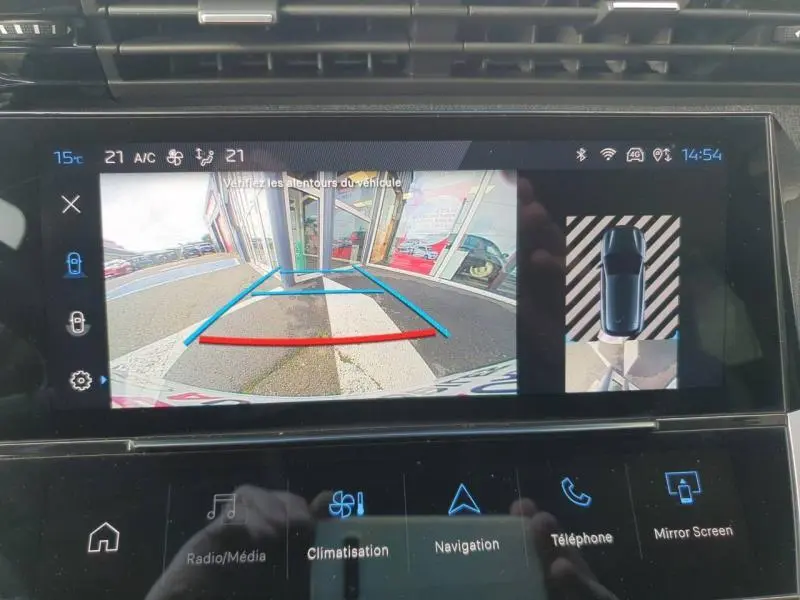 Écran tactile de recul et vue 360° du tableau de bord d’une Peugeot 308 gris Sélénium 2024