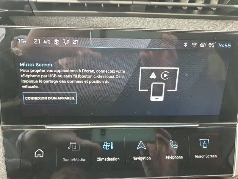Écran tactile central de la Peugeot 308 gris Sélénium affichant le menu Mirror Screen et les commandes multimédia.