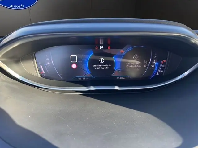 Tableau de bord numérique du Peugeot 3008 2023 affichant les alertes et informations de conduite en lumière naturelle.