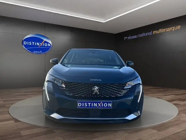Vue frontale d'un Peugeot 3008 bleu Célèbes 2023 avec calandre distinctive et logo lion au centre.