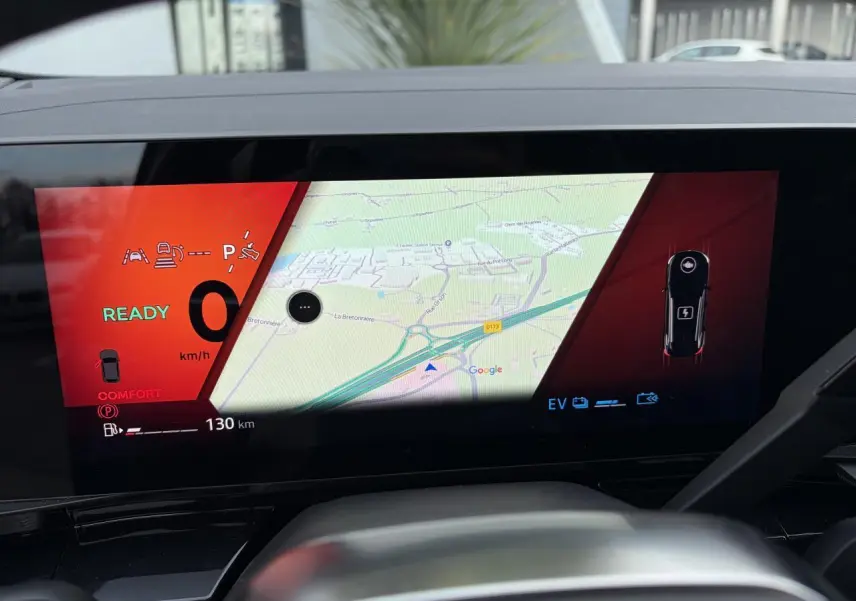 Tableau de bord numérique du Renault Austral E-Tech 2025 montrant la navigation Google Maps et l'état prêt du véhicule.