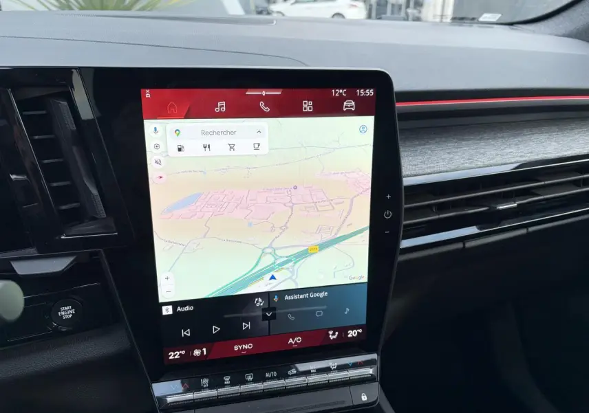 Vue intérieure centrée sur l'écran tactile vertical du tableau de bord du Renault Austral E-Tech 2025, avec détails de la console.