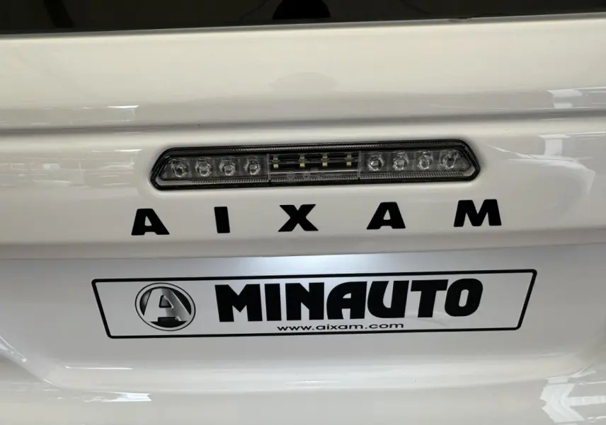 Gros plan sur l'arrière blanc de l'Aixam Minauto E Access 2026 avec logo et feu stop intégré.