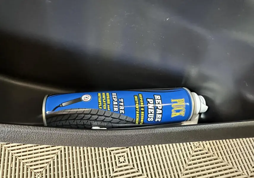 Vue intérieure côté conducteur de l’AIXAM MINAUTO E ACCESS blanc 2026 avec rétro extérieur caméra et récupération d’énergie.