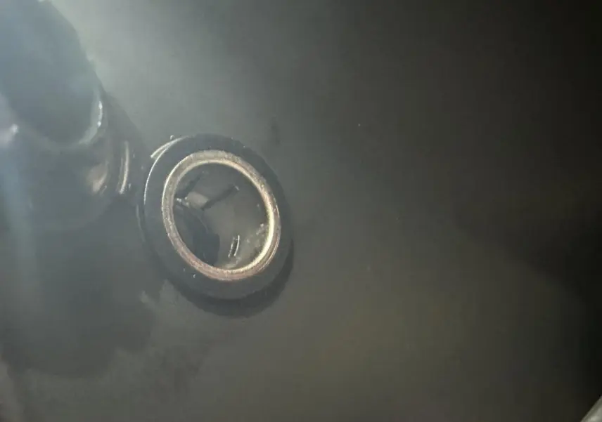 Gros plan sur le bouton de démarrage du tableau de bord d'une Aixam Minauto E Access blanche, version 2026.