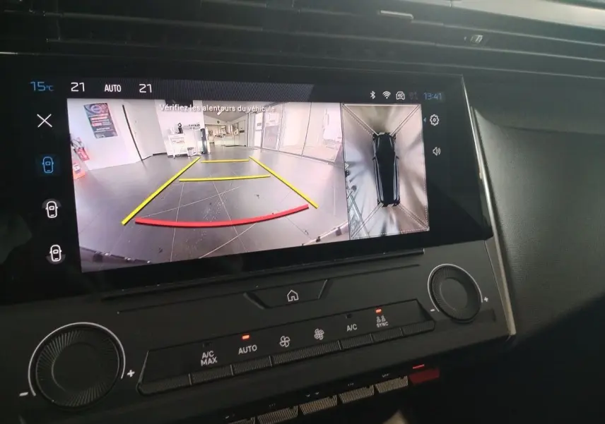 Écran tactile intérieur montrant la caméra de recul et la vue 360° du Peugeot 308 SW gris Artense en stationnement.