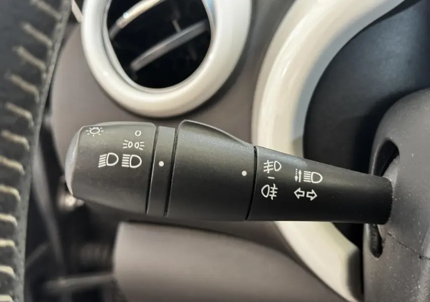 Gros plan sur la commande des phares et clignotants dans l’habitacle gris d’une Renault Twingo Intense Energy TCe 90.