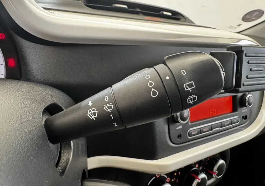 Gros plan sur la commande d’essuie-glace dans l’habitacle gris clair et noir d’une Renault Twingo Intense Energy 2016.